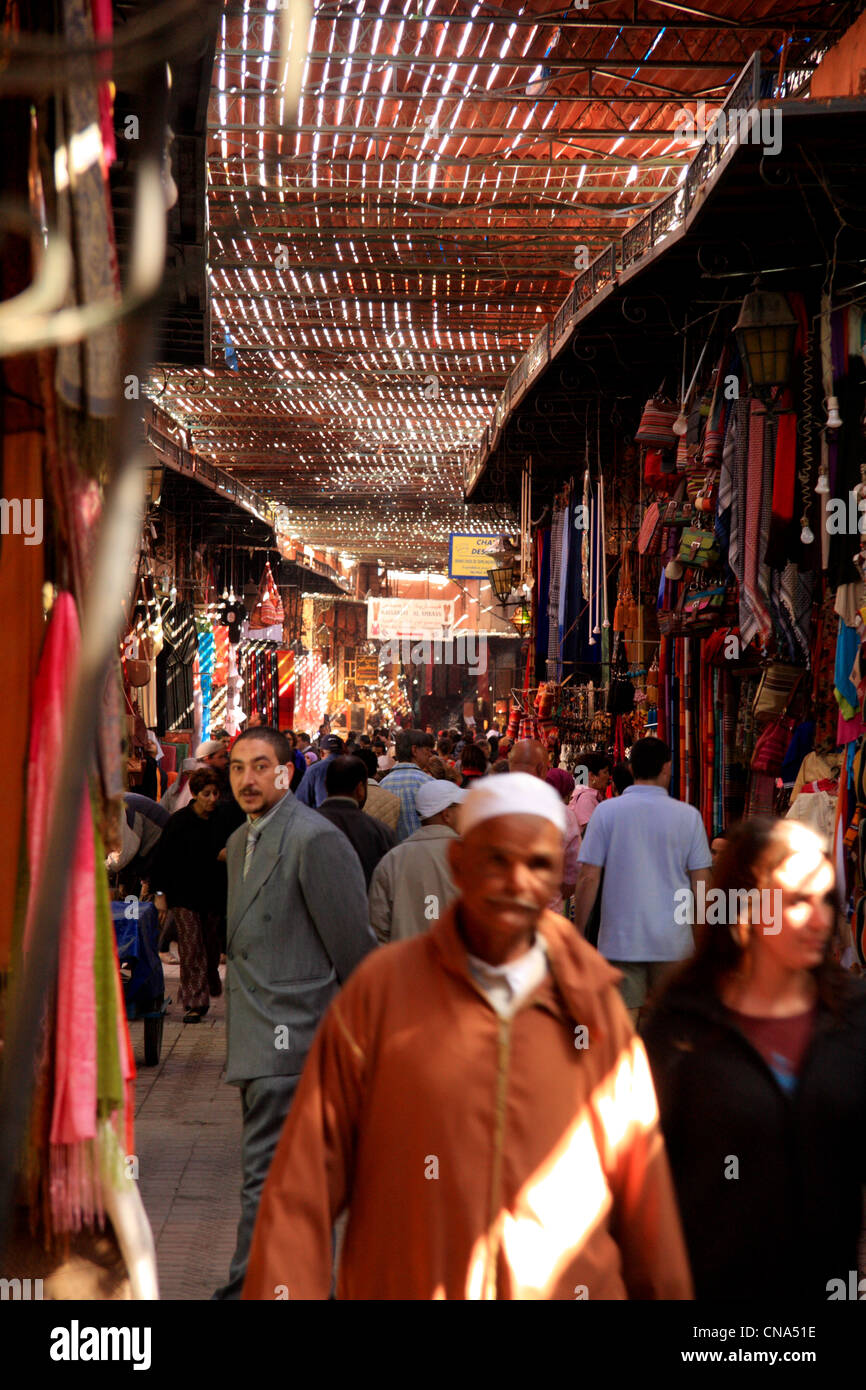 Eine schmale Gasse in einem Rohrstock überdachte Souk im Herzen der Medina in Marrakesch, Marokko, Nordafrika Stockfoto