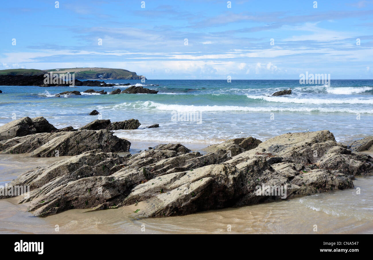 Cornwall - auf Greenaway Strand - Felsen und eingehende Flut - fernen Stepper Point Sommer Sonne - blauer Himmel - weiße Wolken Stockfoto