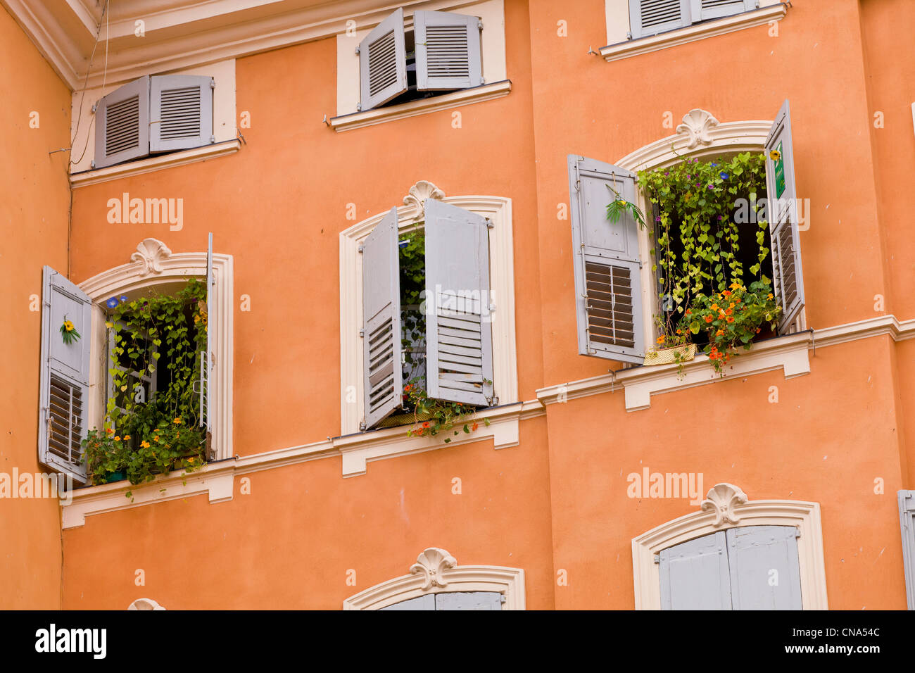 Frankreich, Alpes Maritimes, Grasse, blumige Fassade des Stadtzentrums Stockfoto