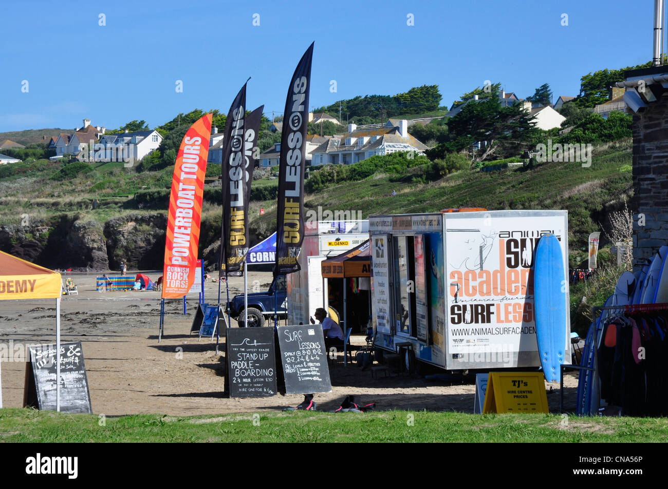 Cornwall - Hayle Bay Beach - Surfschulen warten auf Kunden - hellen Sommer-Sonne - blauer Himmel Stockfoto