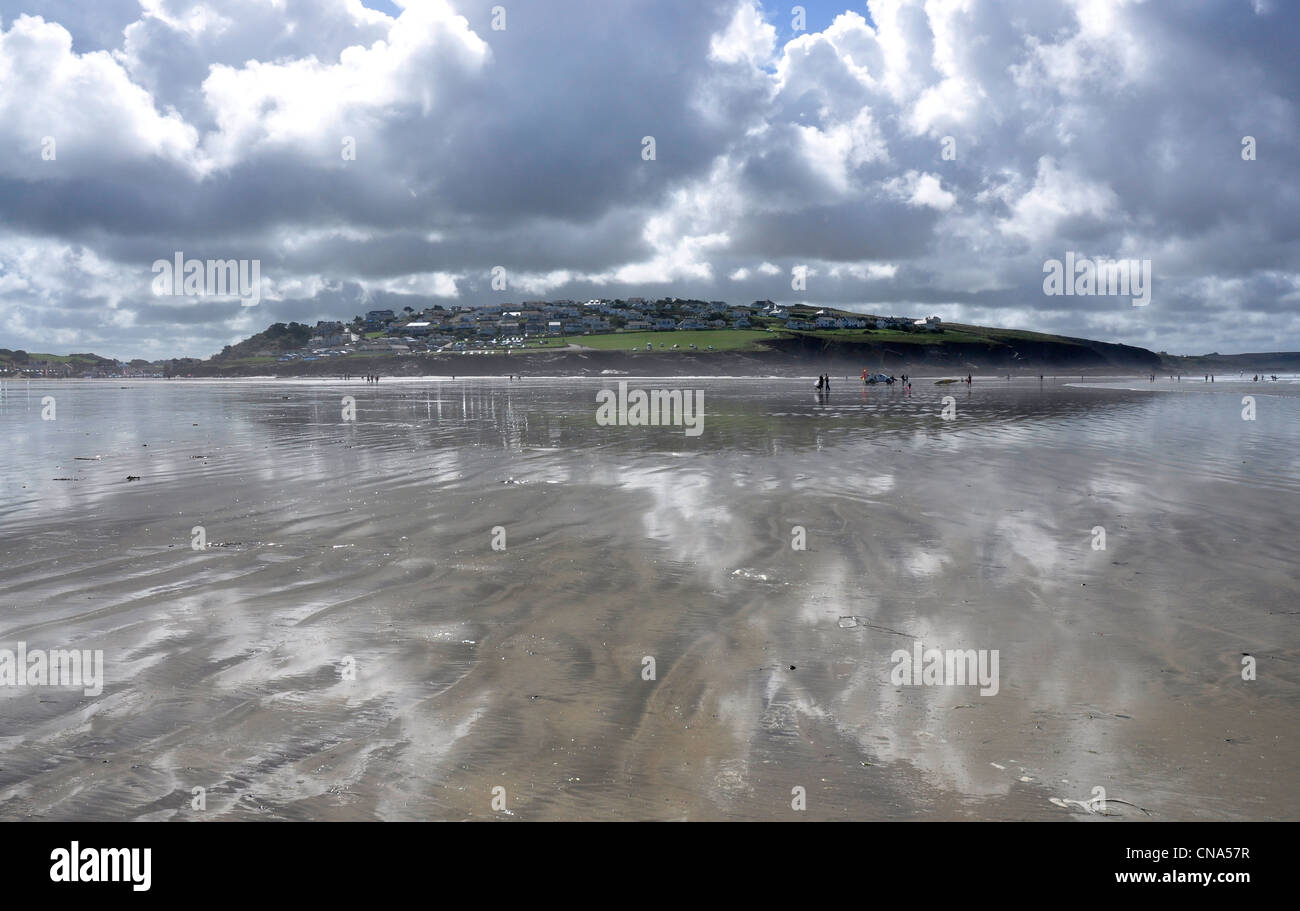 Cornwall - Hayle Bay Beach - Blick auf Polzeath Landzunge - spiegelt sich in zurückweichenden Flut über nassen Sand - Bedrohung von Sommersturm Stockfoto