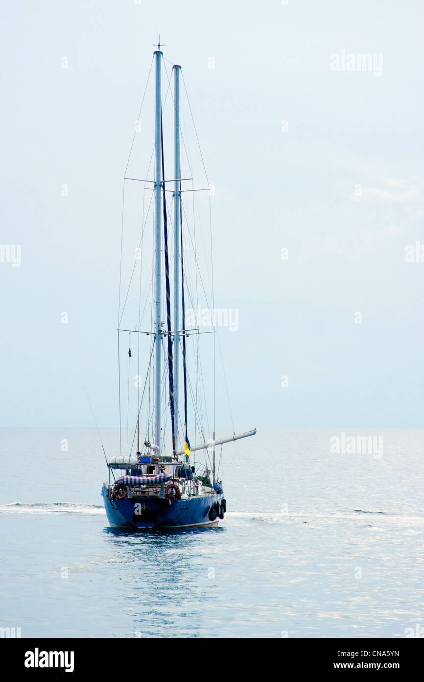 Tour-Yacht auf dem Meer Stockfoto