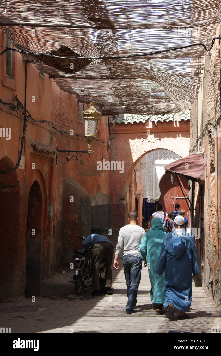 Eine überdachte schmale Gasse in Medina/alte Stadt, Marrakesch, Marokko, Nordafrika Stockfoto