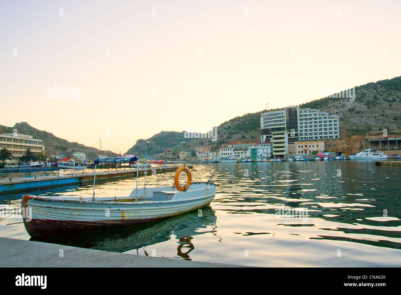 Hölzerne Boote in der Bucht Stockfoto