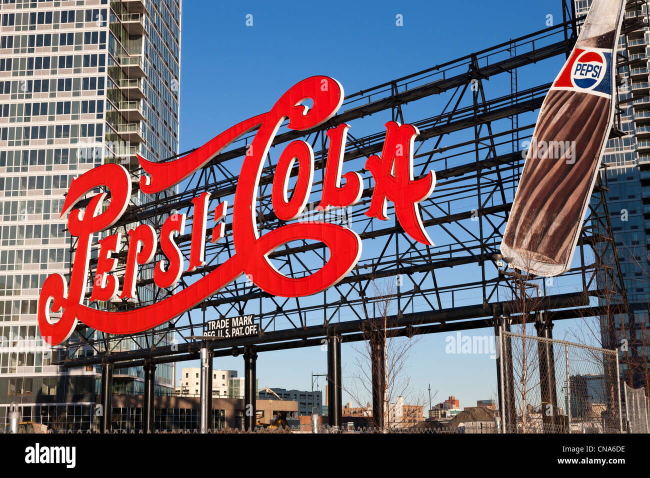 Die historischen Pepsi-Cola unterzeichnen im Gantry Plaza State Park in Long Island City, Queens, New York City. Stockfoto
