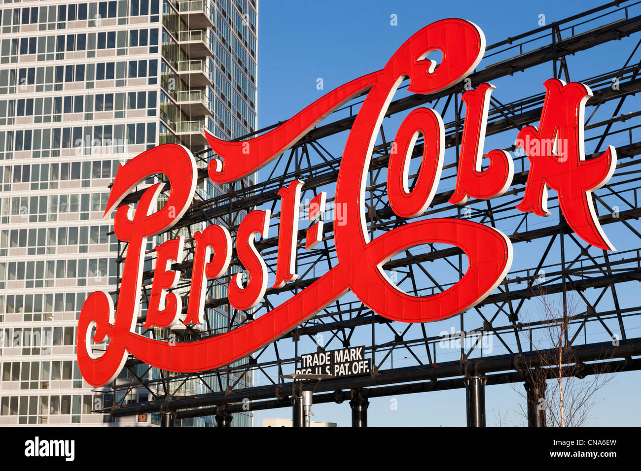 Die historischen Pepsi-Cola unterzeichnen im Gantry Plaza State Park in Long Island City, Queens, New York City. Stockfoto