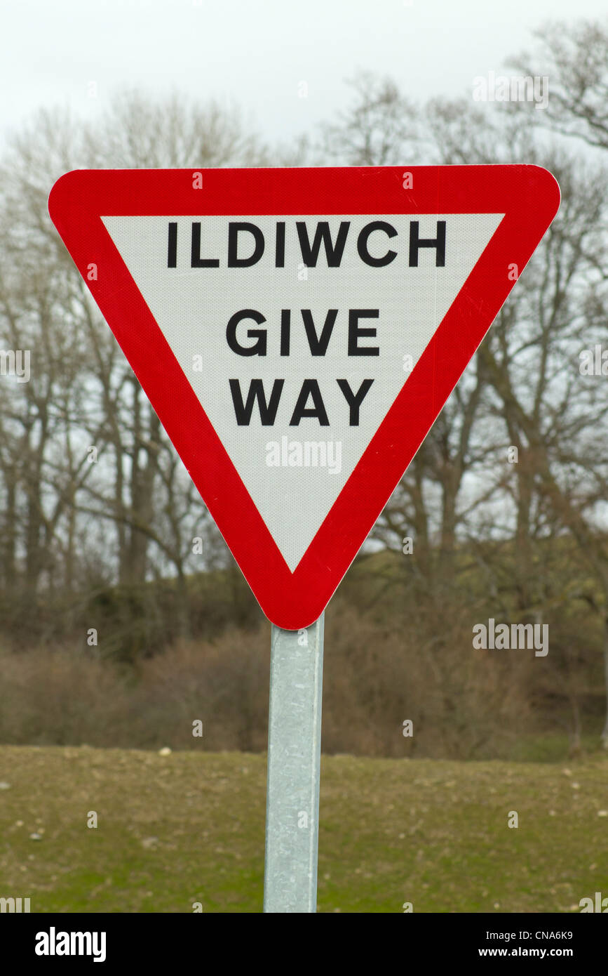 Ildiwich, Vorfahrt Verkehrszeichen auf Walisisch und Englisch, Wales UK. Stockfoto