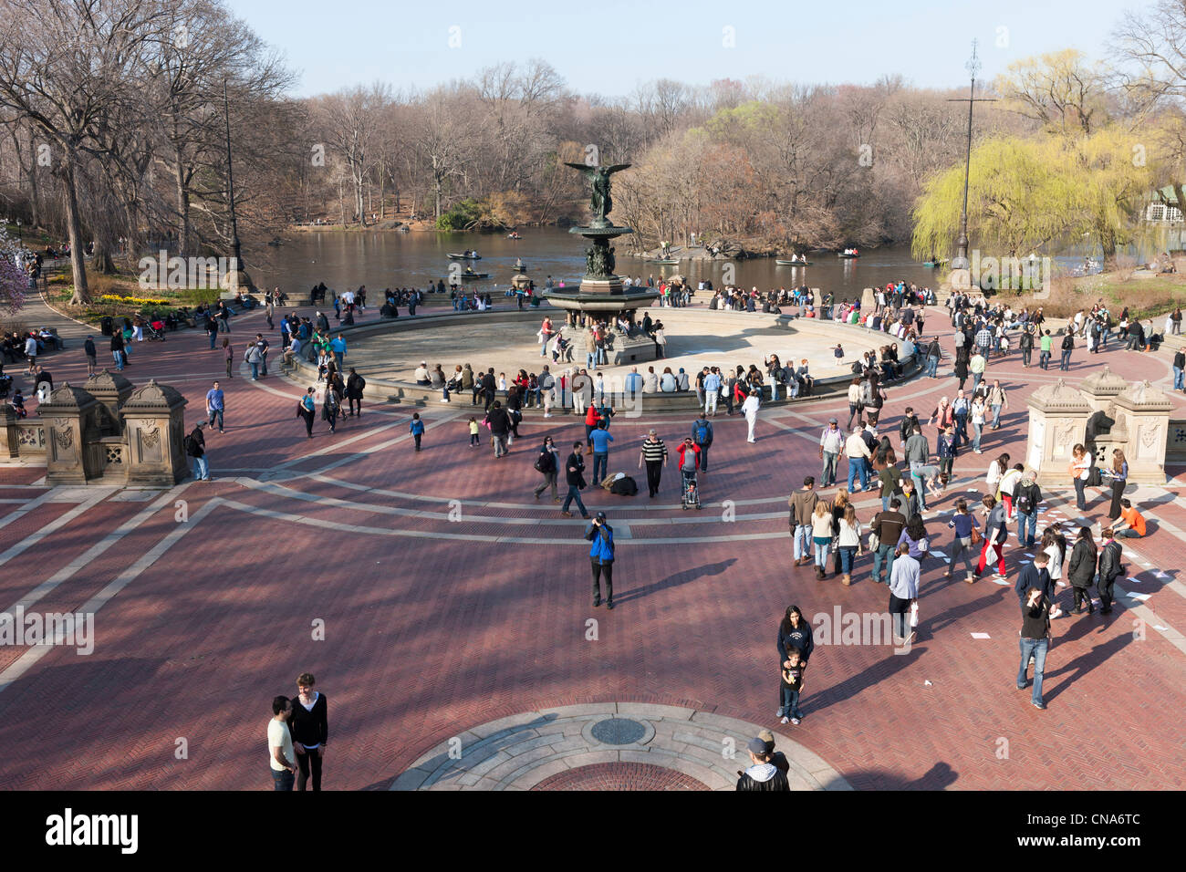 Menschen genießen Sie die Umgebung von Bethesda Fountain im Central Park an einem warmen Spätwinter Tag in New York City. Stockfoto