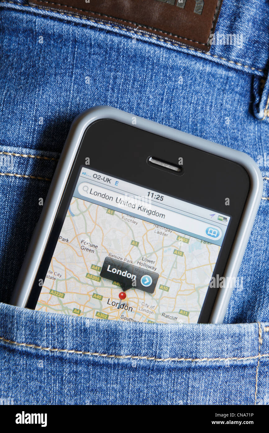 Ein Apple iPhone GPS-Anzeige von Google Maps für den Großraum London in der Tasche auf der Rückseite von ein paar blaue Jeans. Verlassen eines digitalen Fußabdruck. Großbritannien Stockfoto