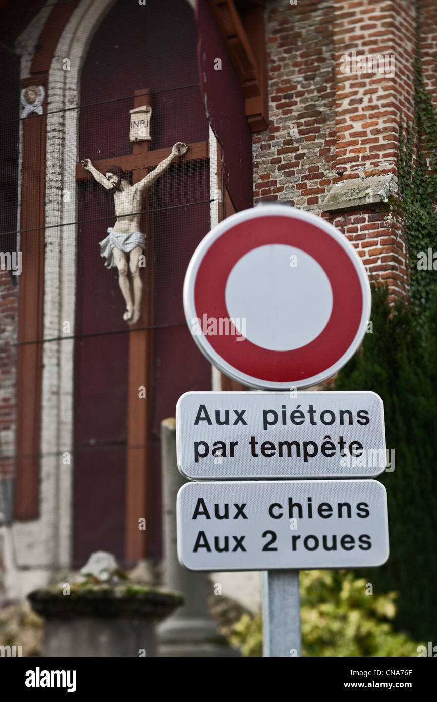 Frankreich, Nord, Esquelbecq, Christus am Kreuz und Straßenschilder Stockfoto