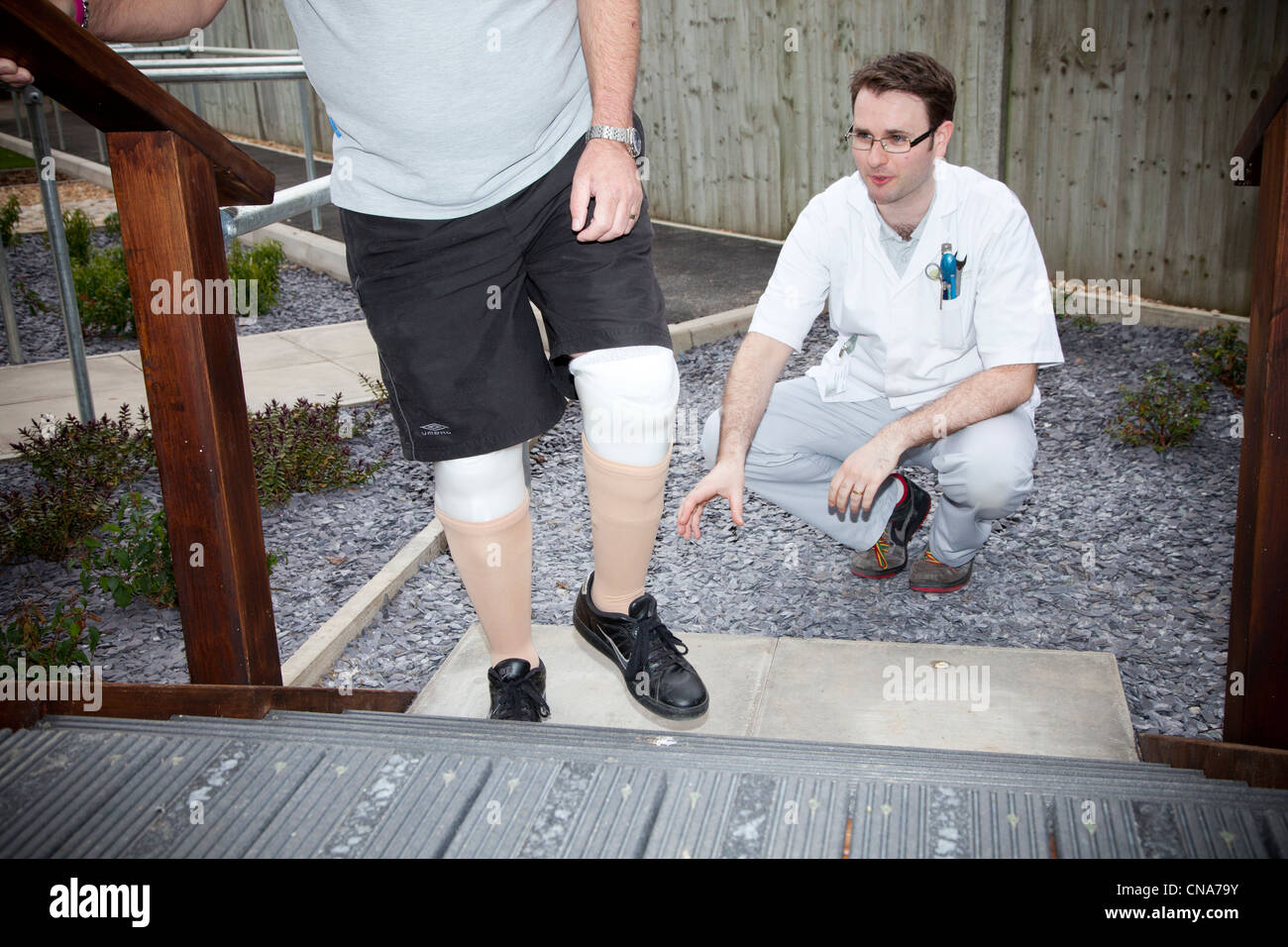 Ein Mann ist mit seiner Prothese UK geholfen. Stockfoto