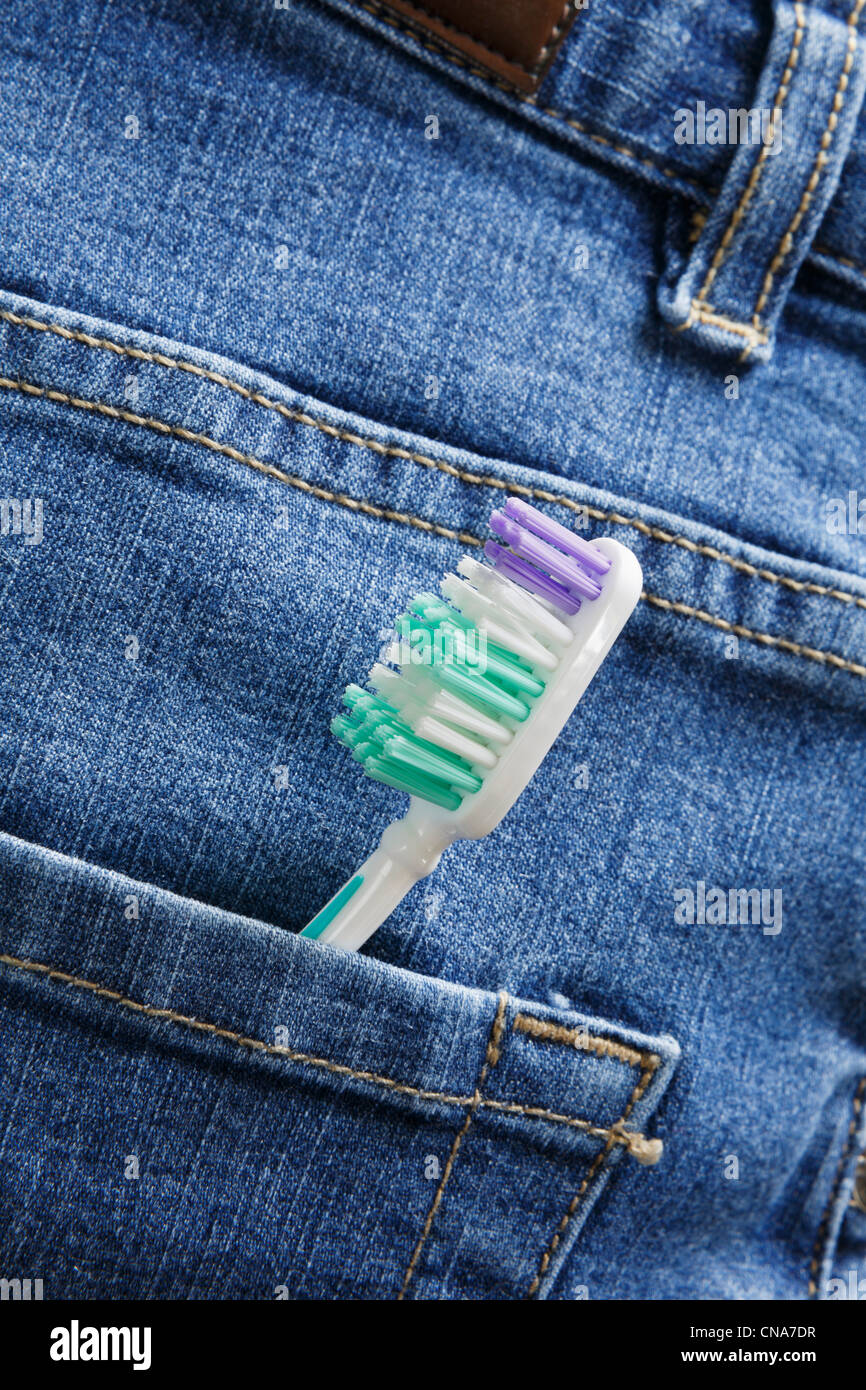 Eine Zahnbürste in der Gesäßtasche ein paar blue Denimjeans sorglos und "zu allem bereit" illustrieren jeden Tag jederzeit Konzept Stockfoto