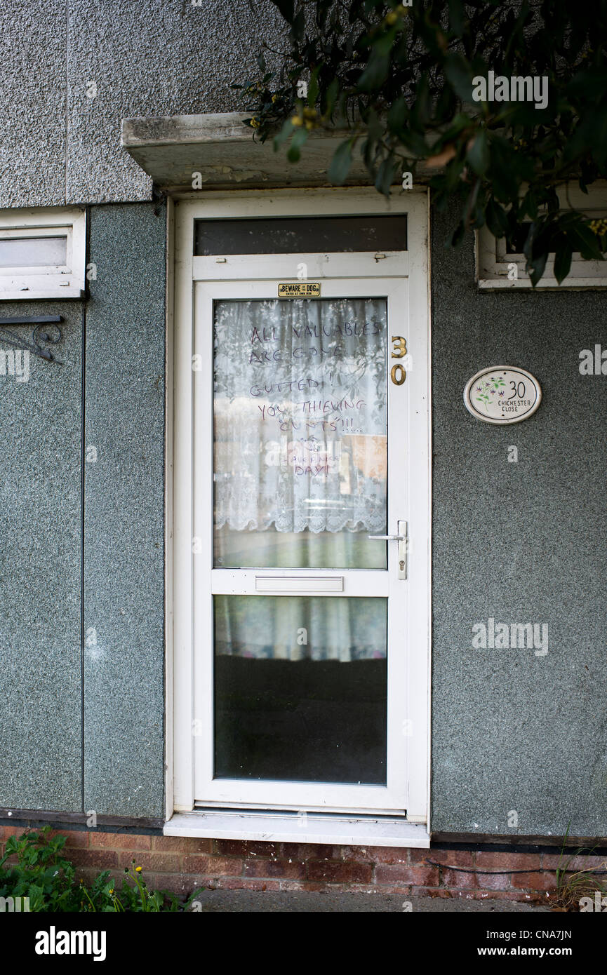 Eine Haustür, eine Maisonette-Wohnung auf einem Waschbecken Anwesen in Basildon, wäre Essex mit einer Nachricht für Einbrecher auf dem Glas geschrieben. Stockfoto