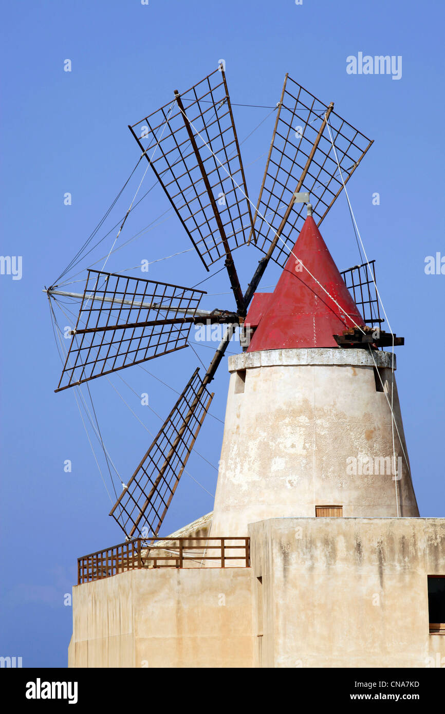 Windmühlen in den Salinen Marsala, Sizilien, Italien Stockfoto