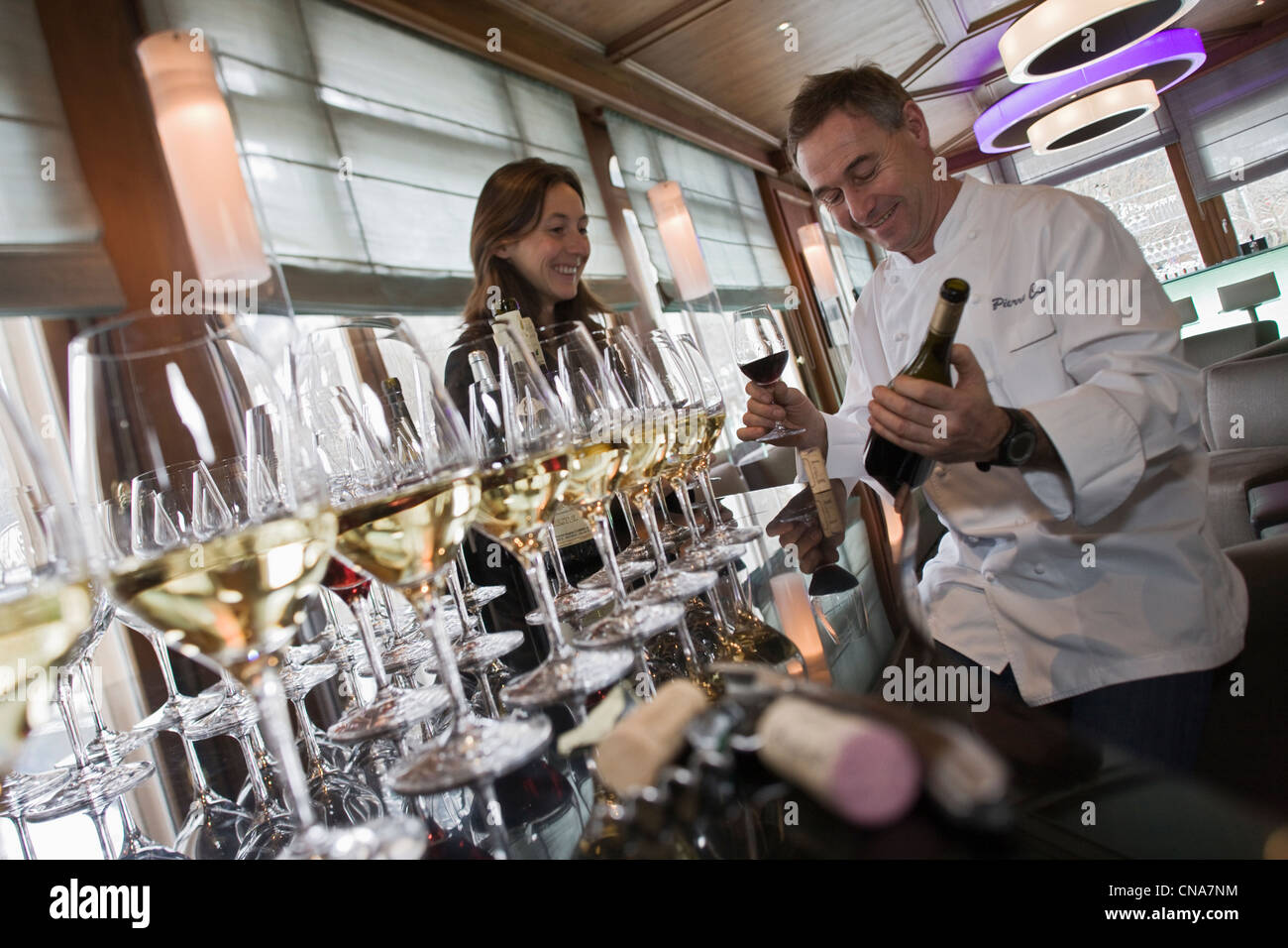 Frankreich, Haute Savoie, Chamonix, Verkostung der Weine an der Bar des Savoy Restaurant Albert 1er mit Pierre Carrier und Stockfoto