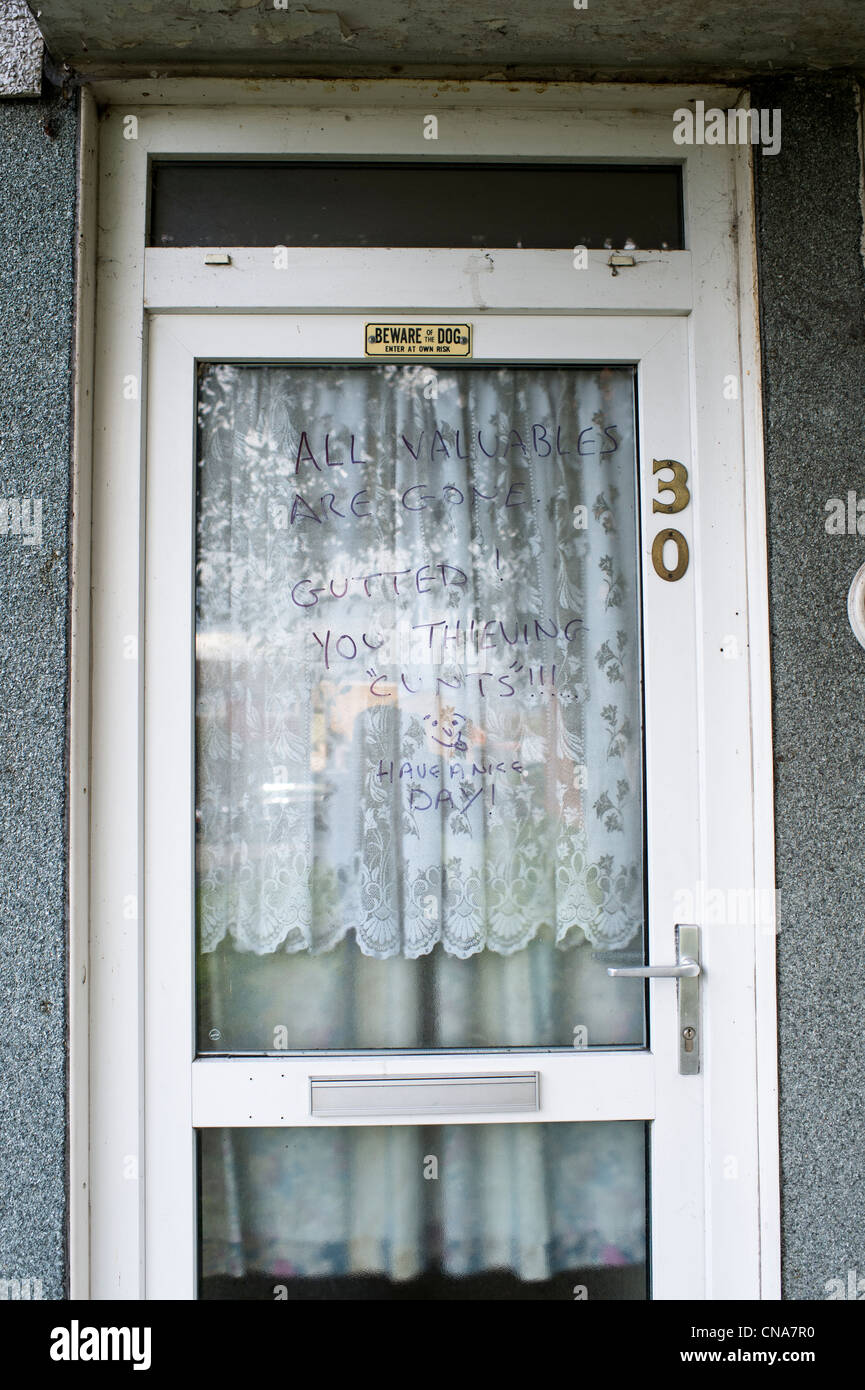 Eine Haustür, eine Maisonette-Wohnung auf einem Waschbecken Anwesen in Basildon, wäre Essex mit einer Nachricht für Einbrecher auf dem Glas geschrieben. Stockfoto