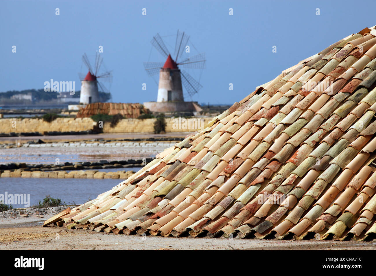 Windmühlen in den Salinen Marsala, Sizilien, Italien Stockfoto