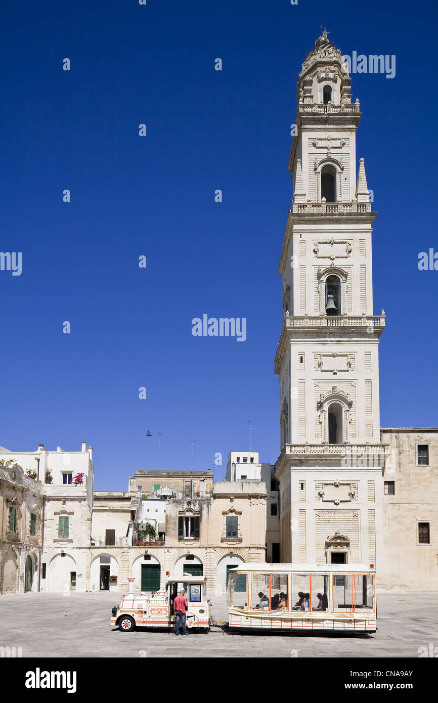 Italien, Apulien, Lecce, Duomo Platz, Dom (Duomo) im 17. Jahrhundert erbaut und gewidmet Hafenbecken Saint Mary, 68 Meter Stockfoto