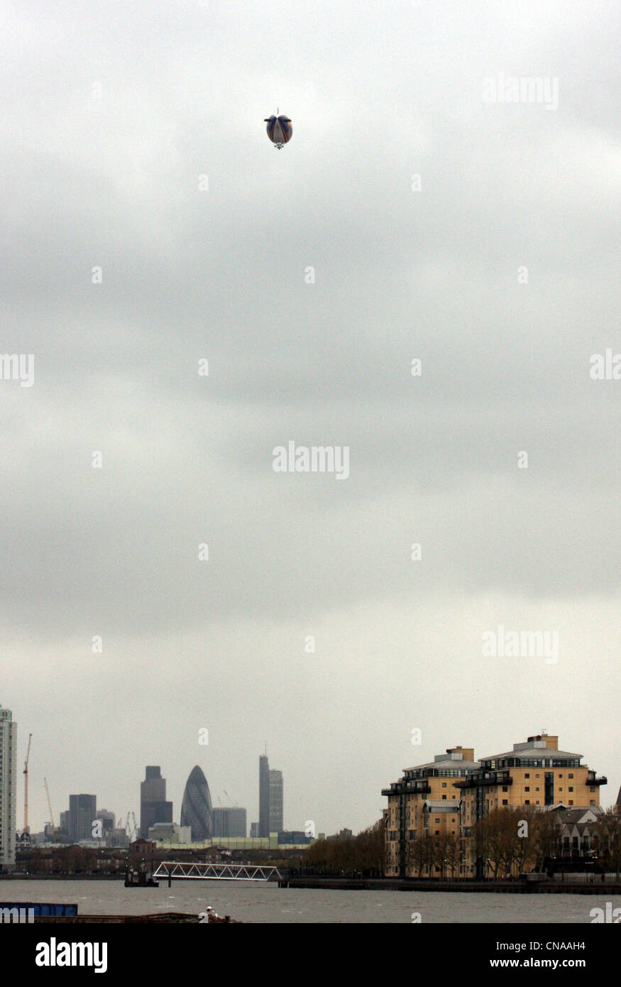 Das Goodyear-Luftschiff in den Himmel über London Stockfoto