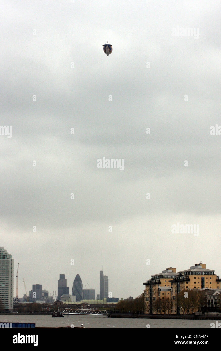 Das Goodyear-Luftschiff in den Himmel über London Stockfoto