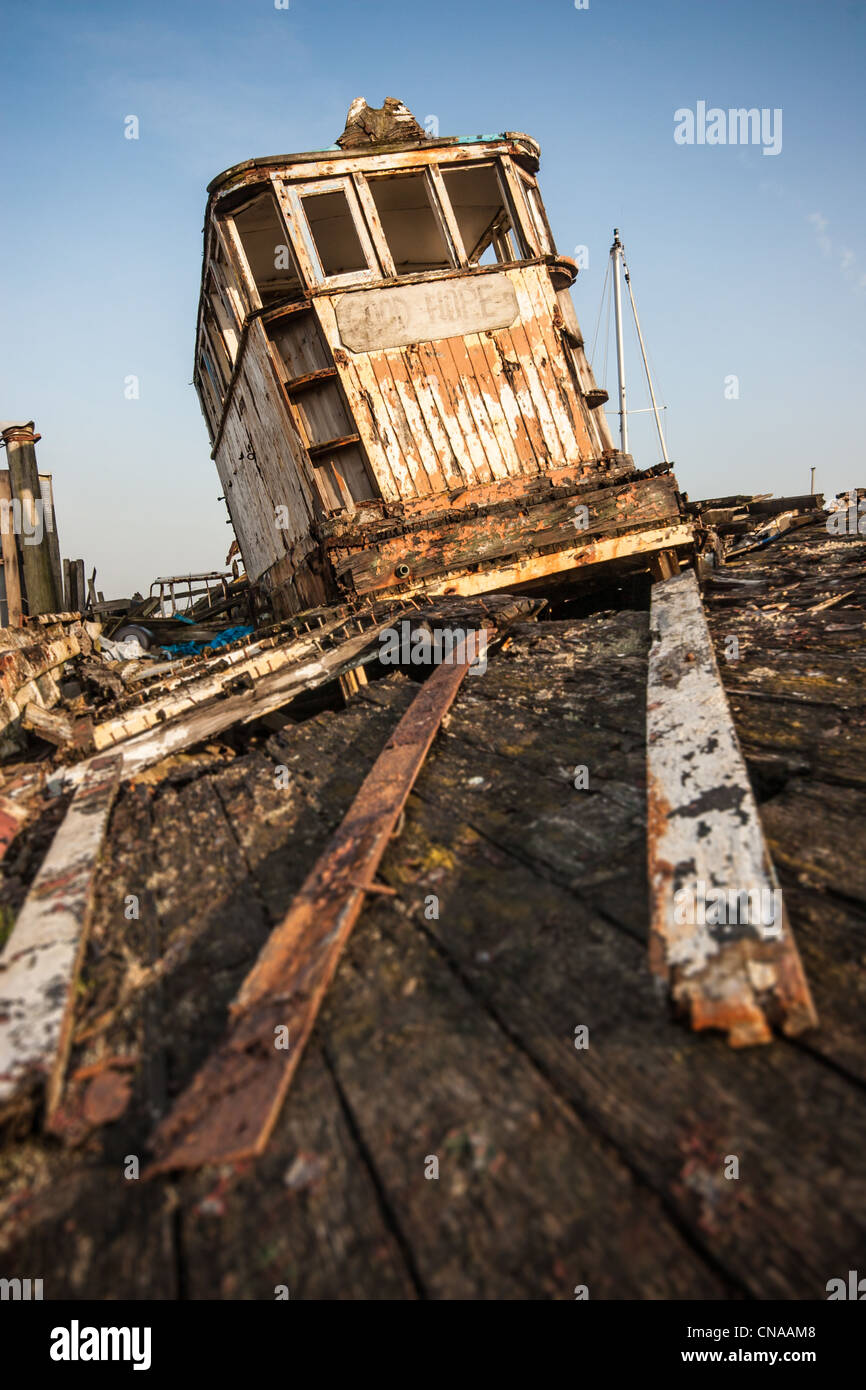 Eine verlassene Fischkutter links rot im Skippool Creek, Lancashire. Stockfoto