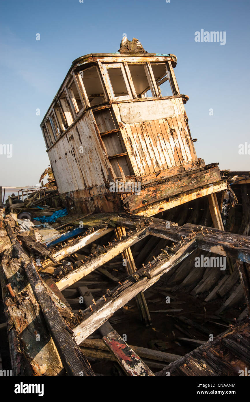 Eine verlassene Fischkutter links rot im Skippool Creek, Lancashire. Stockfoto