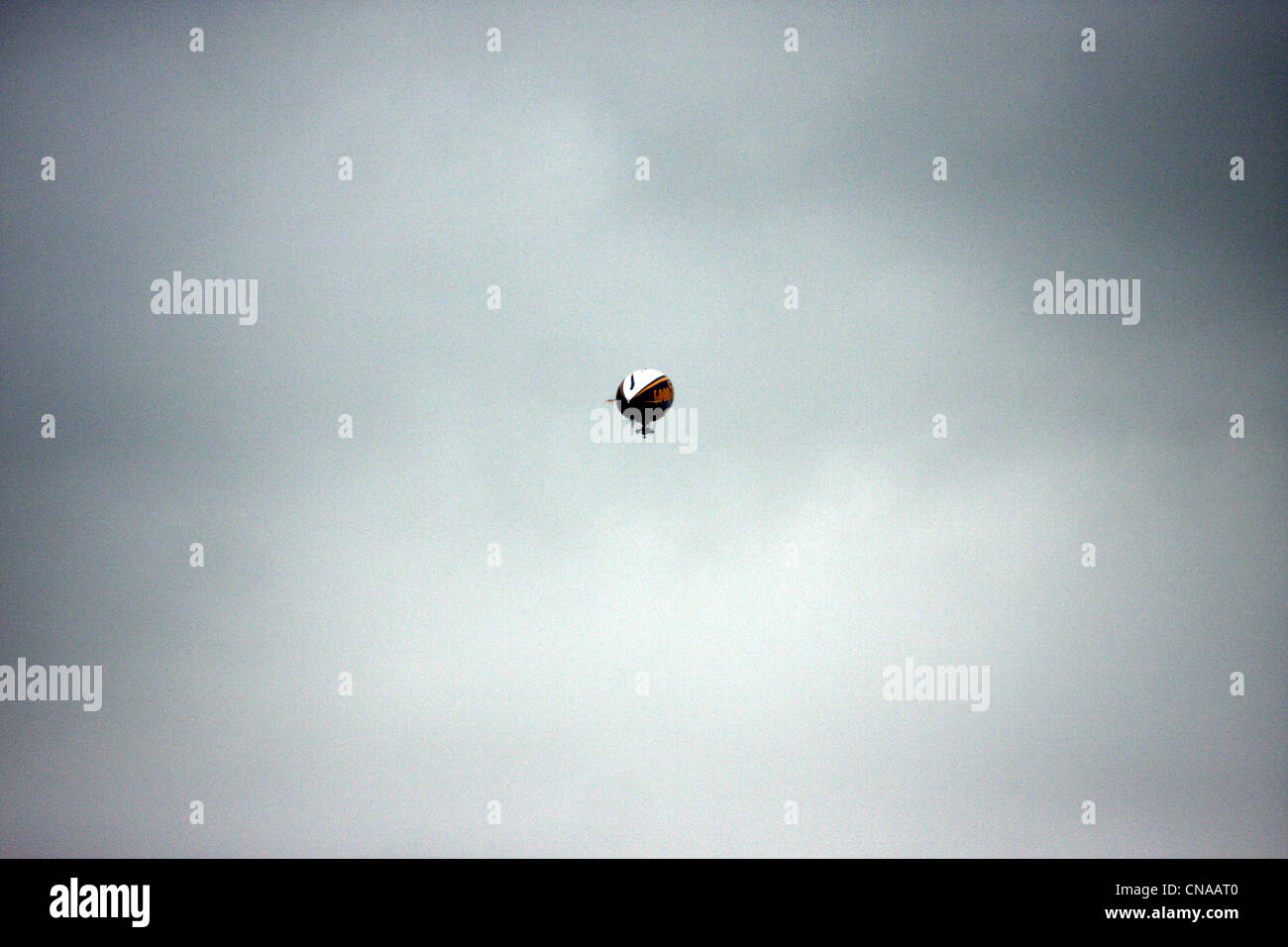 Das Goodyear-Luftschiff in den Himmel über London Stockfoto