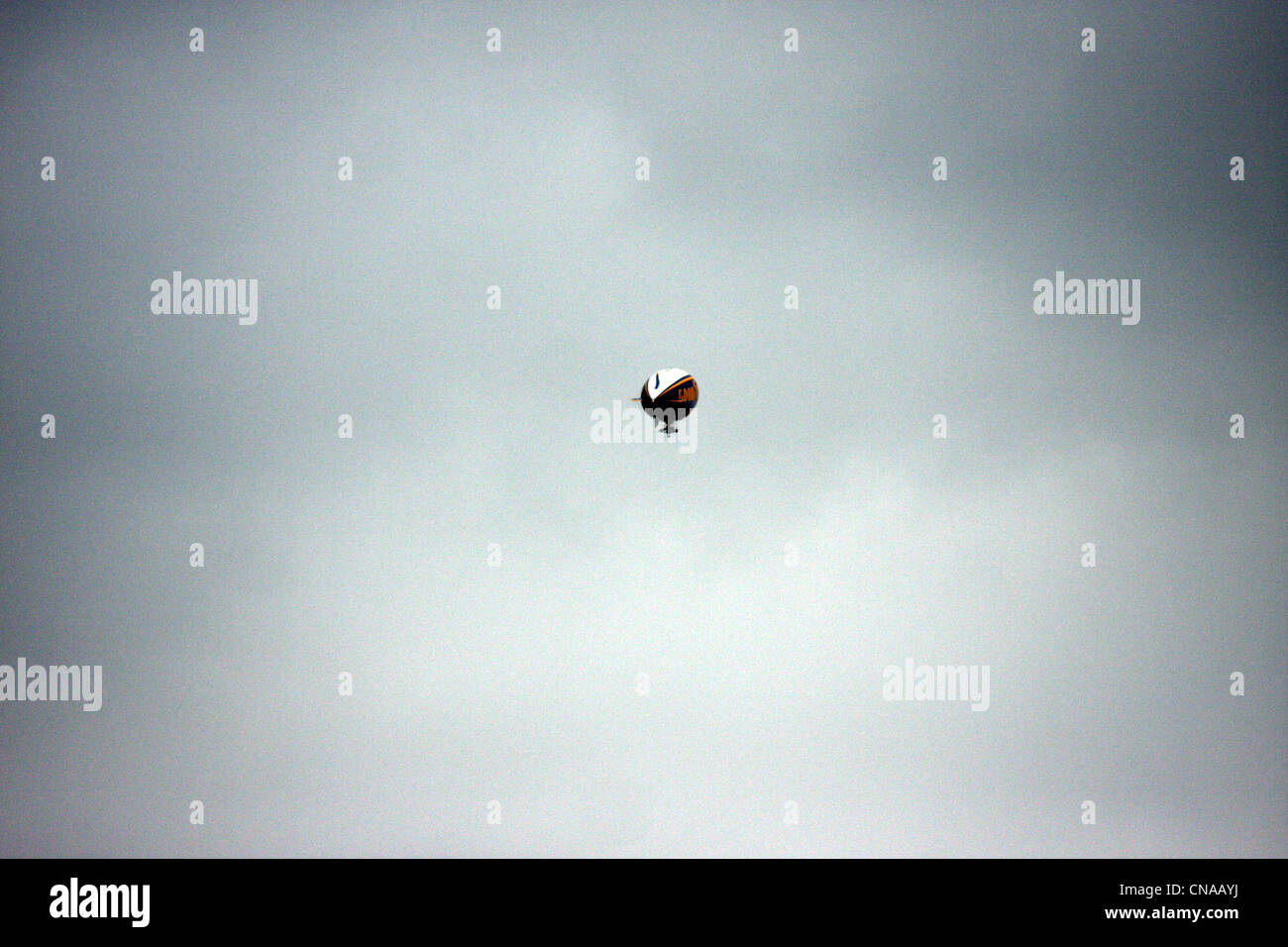 Das Goodyear-Luftschiff in den Himmel über London Stockfoto