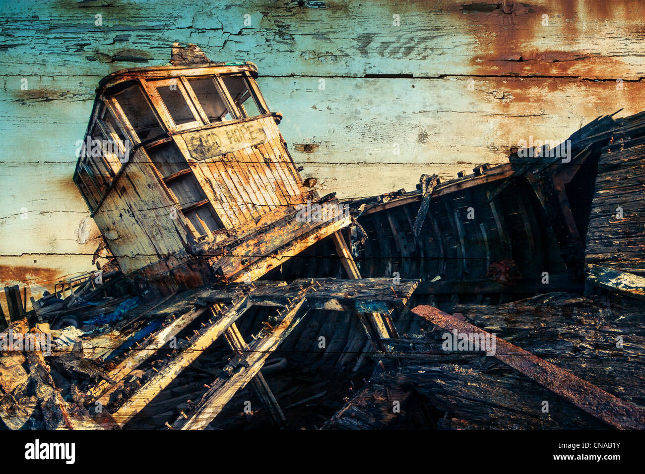 Eine verlassene Fischkutter links rot im Skippool Creek, Lancashire. Stockfoto