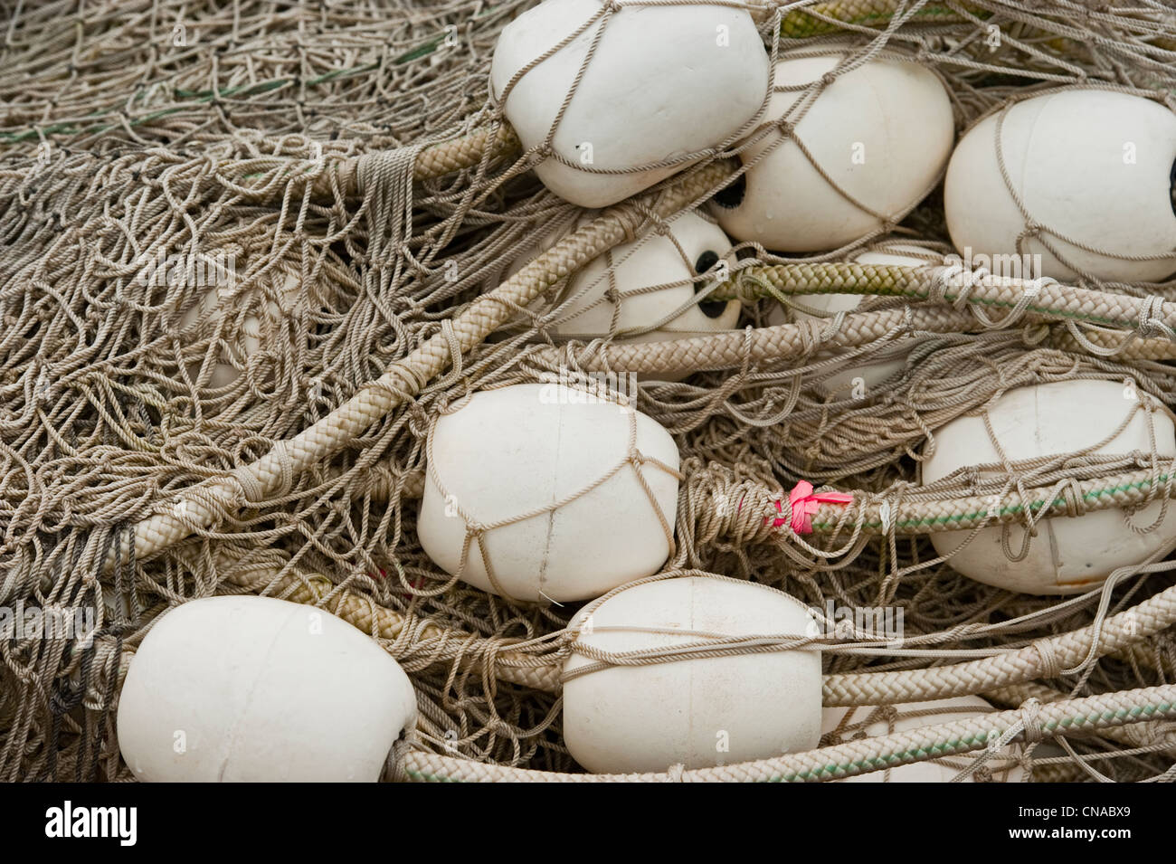 Altes Fischernetz im Speicher im Sägewerk Creek Industriepark in Sitka, Alaska. Stockfoto