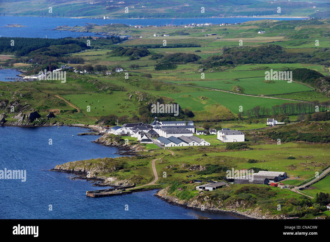 Großbritannien, Schottland, innere Hebriden, Insel Islay, Port Ellen, Ardbeg Scotch-Whisky-Destillerie (Luftbild) Stockfoto