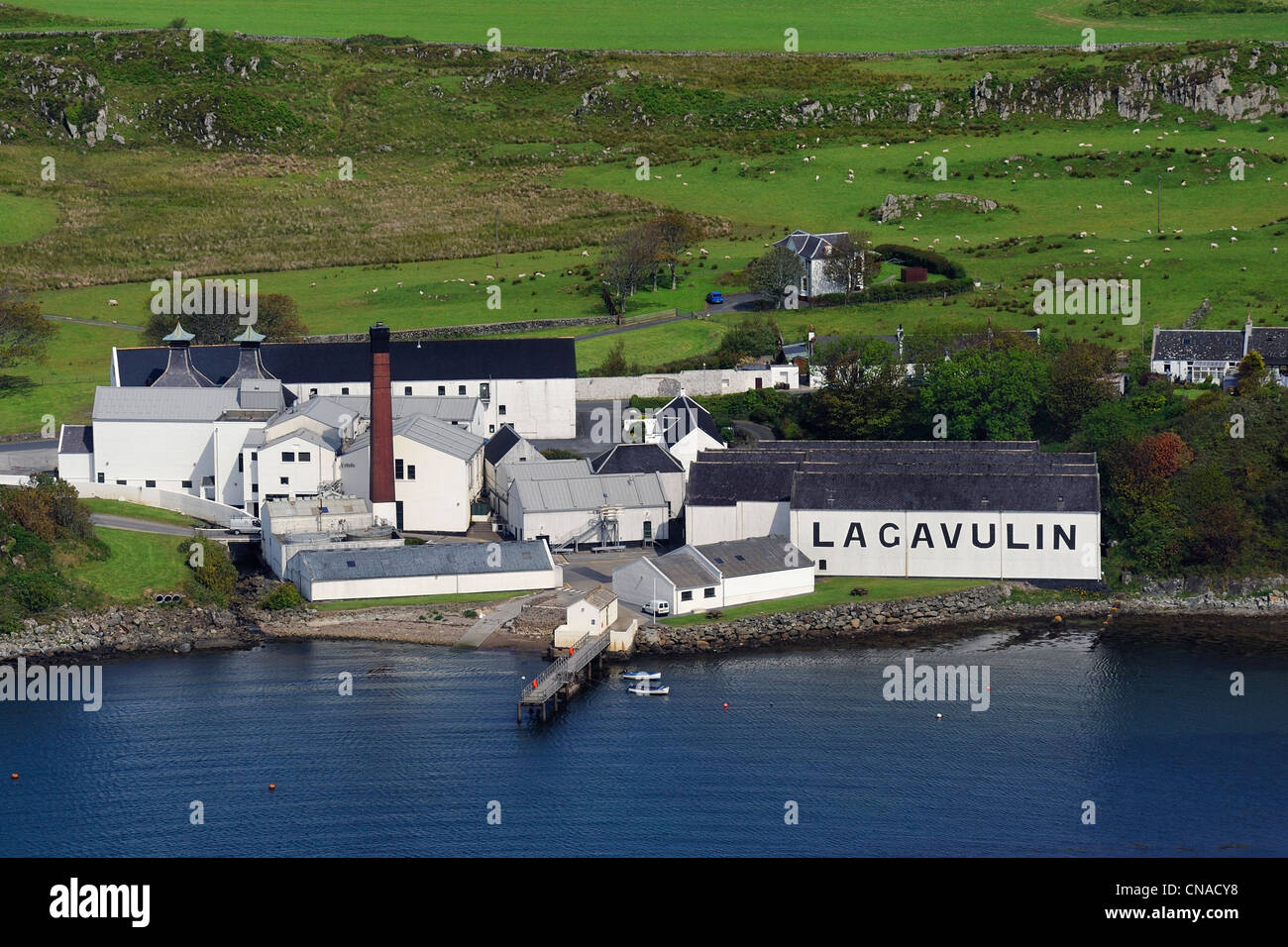 Großbritannien, Schottland, innere Hebriden, Insel Islay, Port Ellen, Lagavulin Scotch-Whisky-Destillerie (Luftbild) Stockfoto