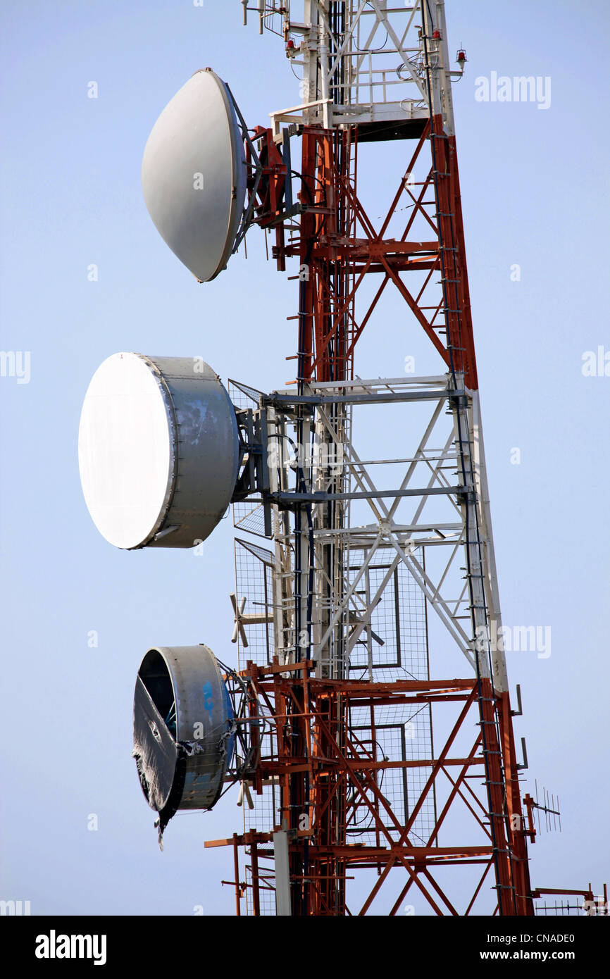 Telekommunikation-Turm mit Telefon-Kommunikation-Gerichte auf dem Mast in Erice, Sizilien, Italien Stockfoto