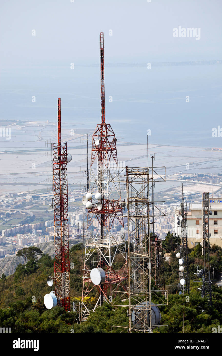 Telekommunikation-Turm mit Telefon-Kommunikation-Gerichte auf dem Mast in Erice, Sizilien, Italien Stockfoto