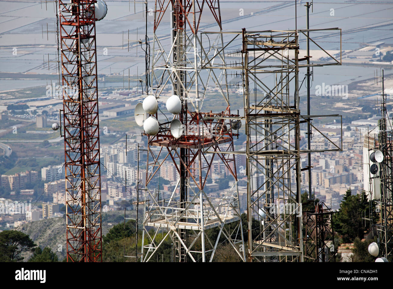 Telekommunikation-Turm mit Telefon-Kommunikation-Gerichte auf dem Mast in Erice, Sizilien, Italien Stockfoto