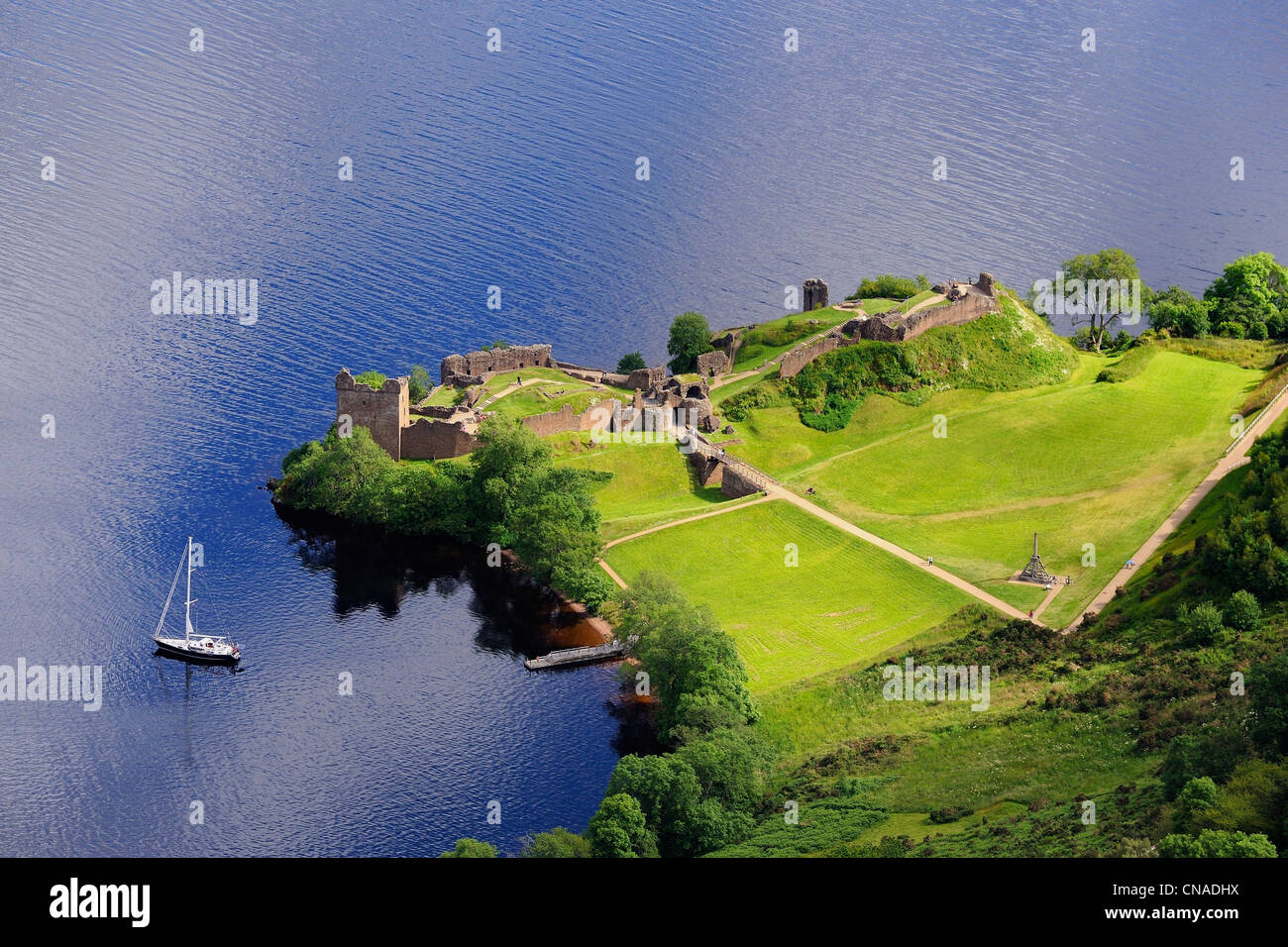Großbritannien, Schottland, Highland, Loch Ness, Urquhart Castle (Luftbild) Stockfoto