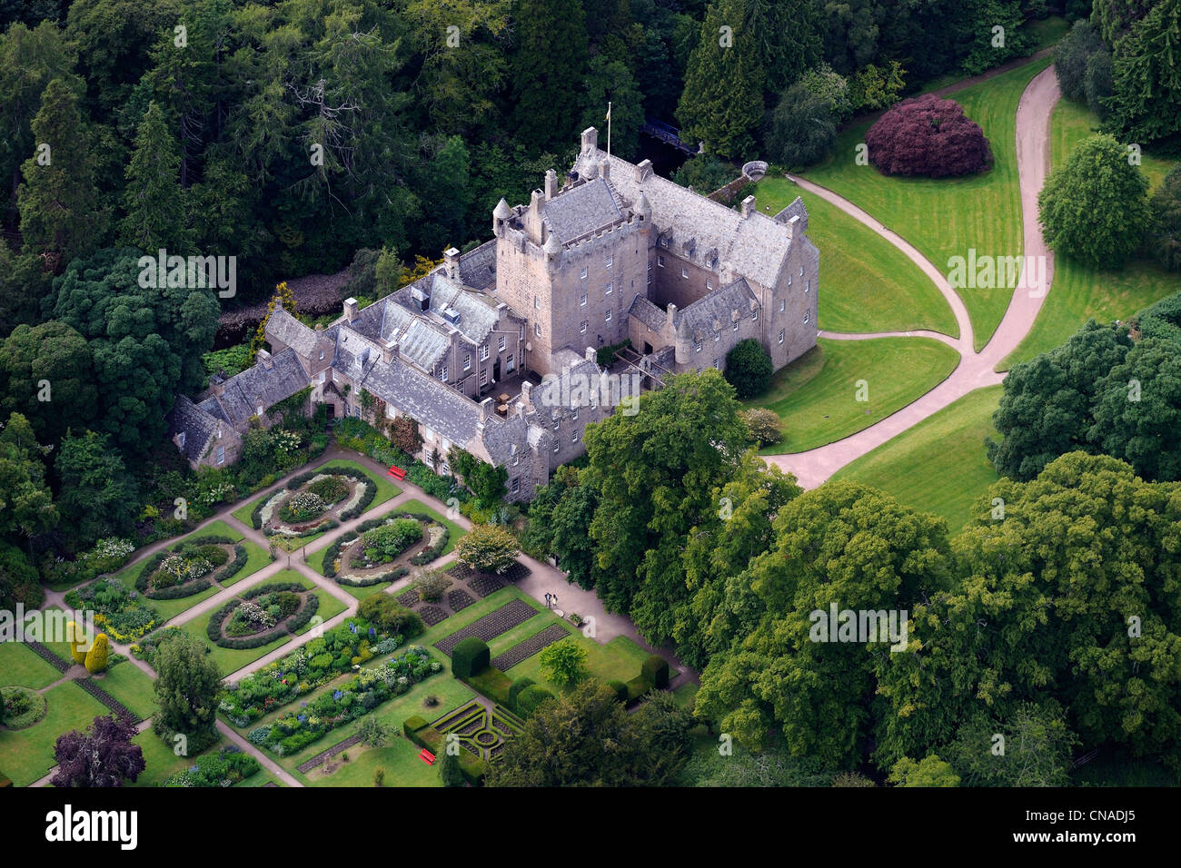 Großbritannien, Schottland, Highland, Cawdor Castle bauen am Ende des 14. Jahrhunderts, umgeben von Gärten (Luftbild) Stockfoto