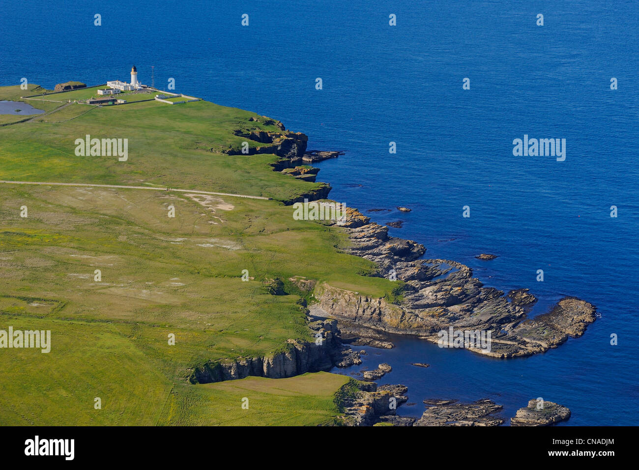 Großbritannien, Schottland, Highland, Ost-Küste von Caithness nördlich von Docht und Noss Head Lighthouse (Luftbild) Stockfoto