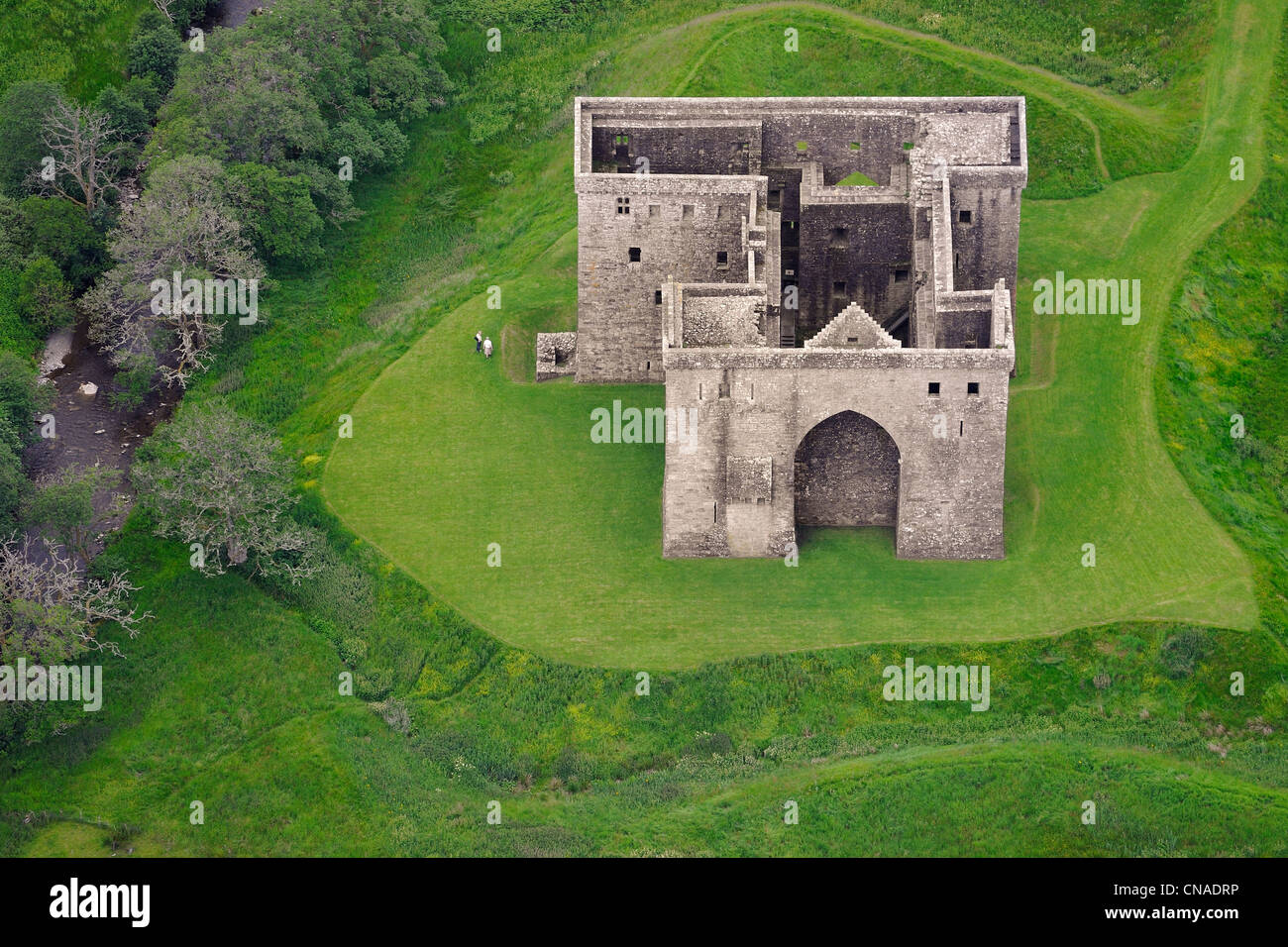 Großbritannien, Schottland, Grenzen, Liddesdale, Newcastleton, Hermitage Castle errichtet im 14. und 15. Jahrhundert (Luftbild) Stockfoto