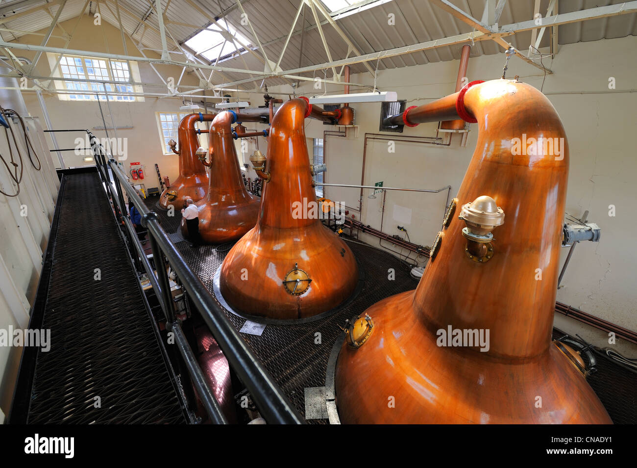 Großbritannien, Schottland, Orkney-Inseln, Kirkwall, Highland Park Whisky-Destillerie, Wash-Destillation in Pot Stills Kupfer Stockfoto