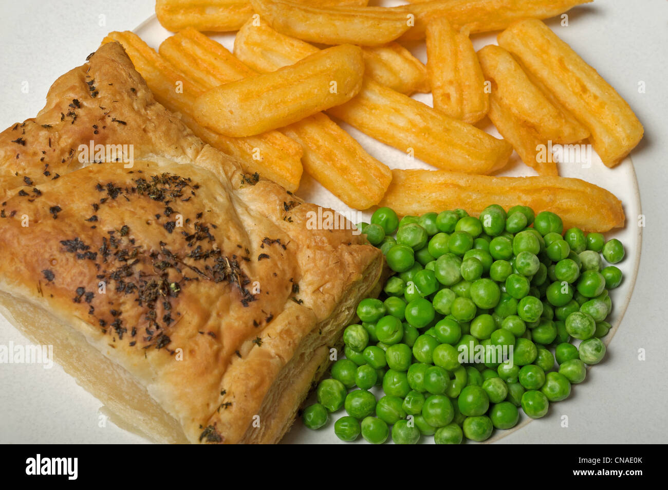 Lachs de Rolle (Waitrose Eigenmarke) Ofen Chips und gefrorene Erbsen Stockfoto