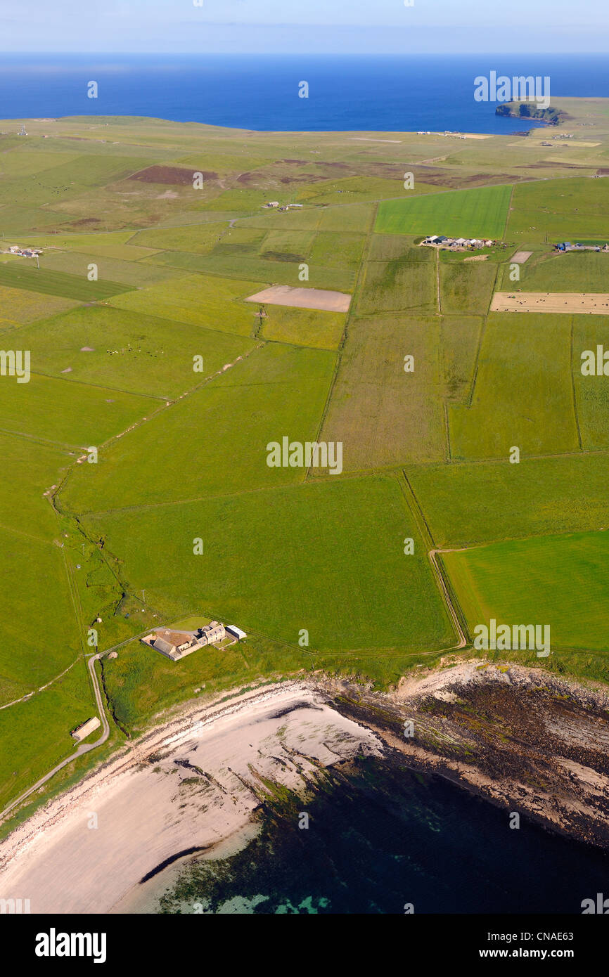 Großbritannien, Schottland, Orkney-Inseln, South Ronaldsay Insel von Westen nach Osten, auf dem Bauernhof am Meer (Luftbild) Stockfoto