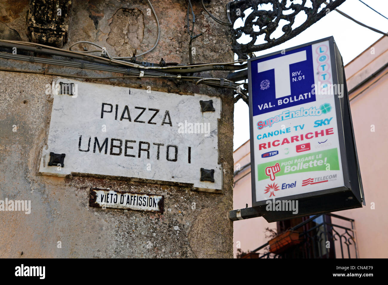 Straße für die Piazza Umberto melde ich mich in Erice, Sizilien, Italien Stockfoto