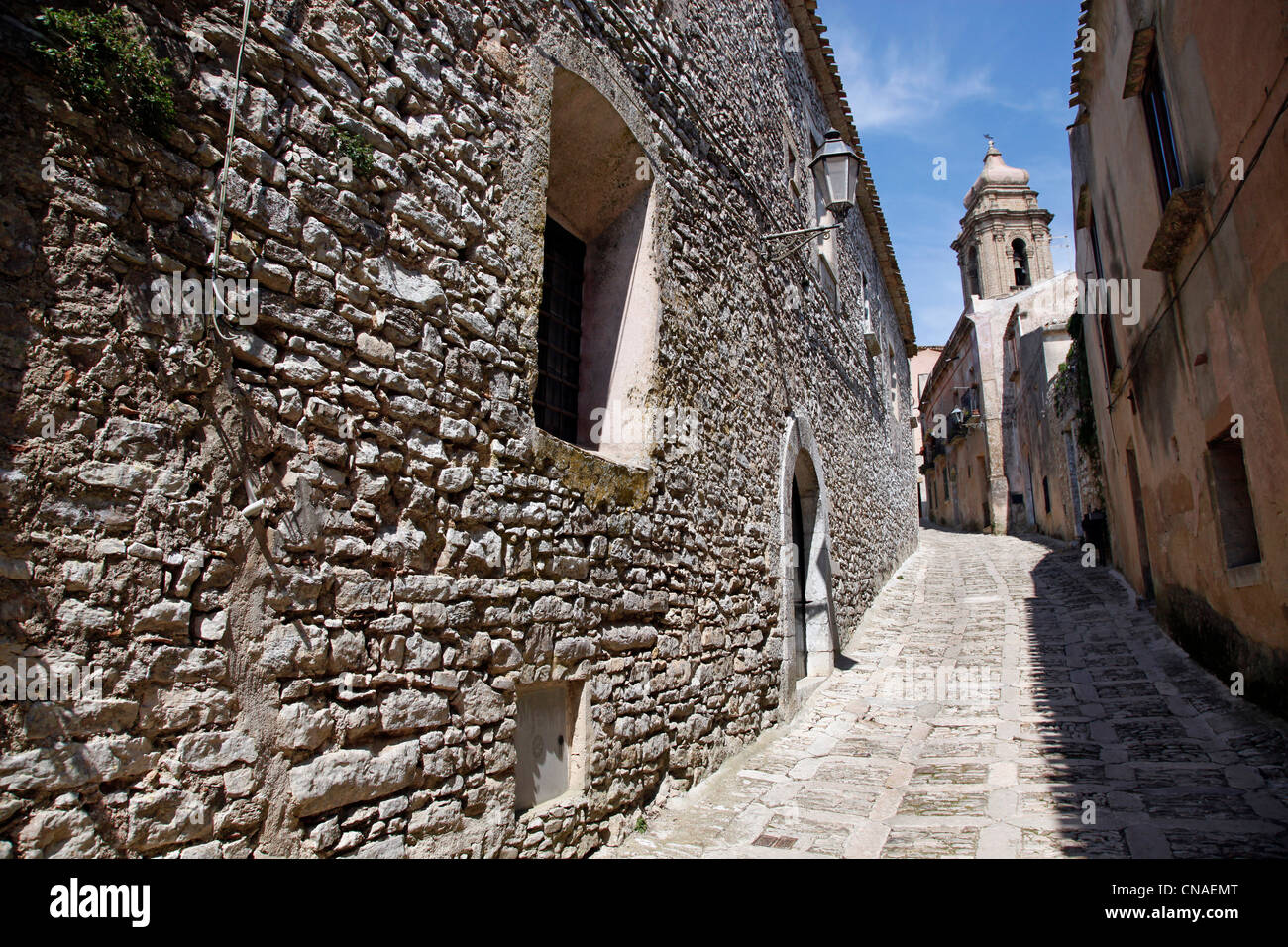 Schmale Gasse und Stein ummauerten Straße in Erice, Sizilien, Italien Stockfoto