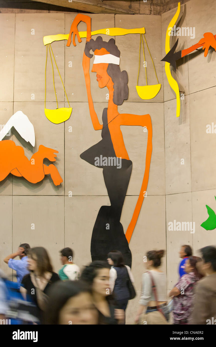 Santiago Chile, Baquedano u-Bahnstation. Wandbild Großplastik Darstellung der Justitia mit Rauschen durch Pendler. Stockfoto