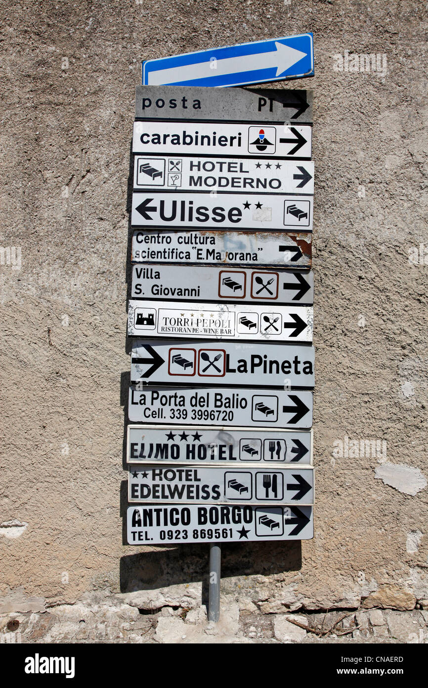 Wegweiser mit Straße und Hotels Schilder mit Richtungen in Erice, Sizilien, Italien Stockfoto