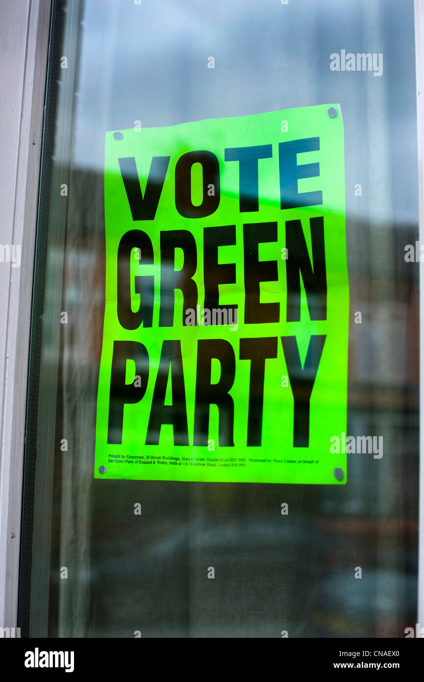 Plakat für die UK Green Party in einem heimischen Fenster an der Spitze bis zu den Kommunalwahlen 2012 Stockfoto