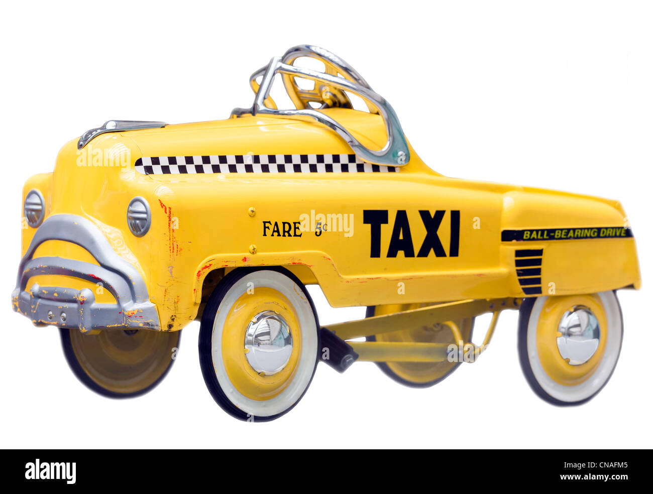 Pareidolia Sad sah das Auto mit einigen Dellen und Farbspuren an. Kleine Version eines alten Yellow New York Taxi Cab in Kindergröße. Altes Pritschenrad-Pedal-Auto. Stockfoto