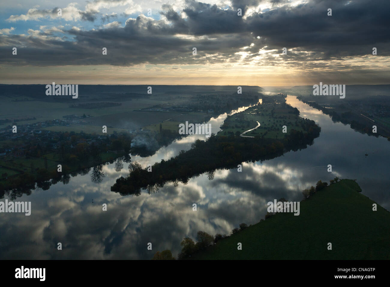 Frankreich, Eure, Vernon, Sonnenaufgang, der Seine (Vue Aerienne) Stockfoto