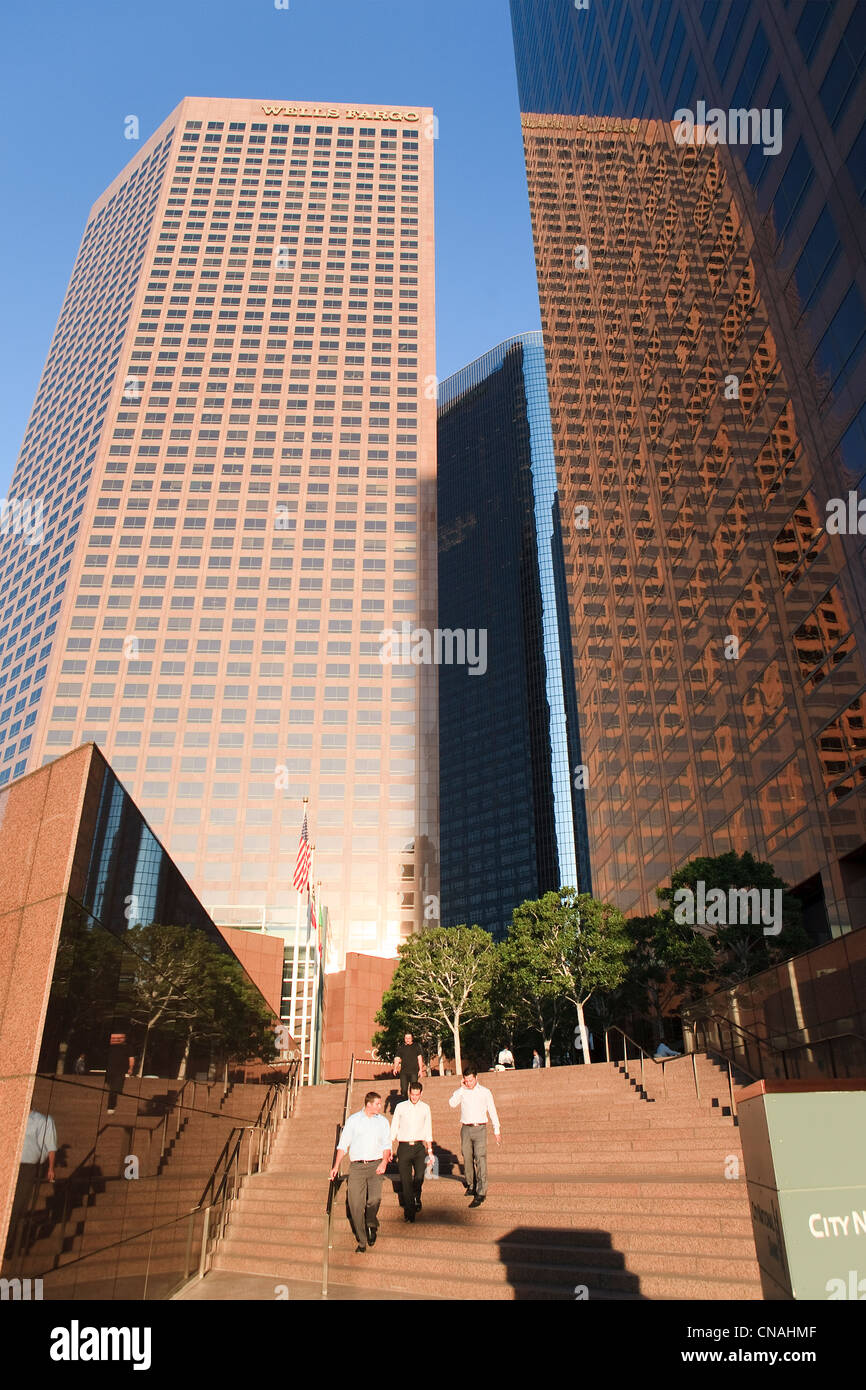 USA, California, Los Angeles, Innenstadt, Büroangestellte und Wells Fargo Turm Stockfoto